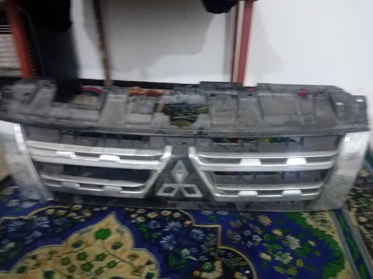 سلام عليكم لبيع درع وشباك وبك لايت مال باجيرو بسعر 250وبيهن مجال ***********
