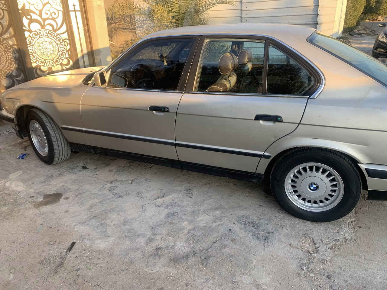 سلام عليكم 525 موديل 1990 للبيع على بلاد بدون صبغ سيارة كلها بلادية سعر 63 ورقة وبيها مجال اتصال على رقم ***********
