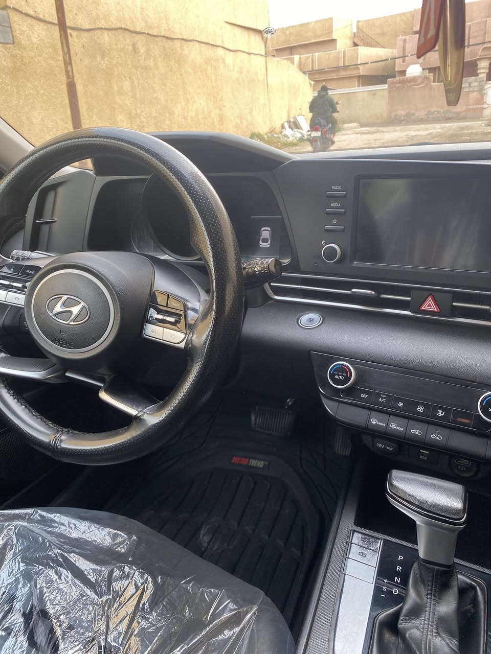 السلام عليكم ورحمة الله .النترا 21 رقم سليمانية شرط تحويل .مكينة 2000دوش مكينة وكير وصدر وتبريد بلشرط .بصمة .بصمة ابواب كاميرا دوراة وشاشة جبيرة كاربلي وحساسات فول ومواصفات هواي بيهه  سونارات ٣جدد بلمنشور وصور حادث ايضا جاملغ ايسر سرقة سيارة بدون حادث .138 بيهه مجال قليل . مكاني ديالى جديدة الشط قرب بوابة بغداد الشمالية .***********
