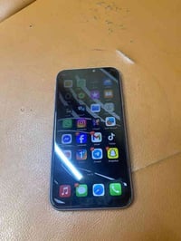 آيفون ١١ عادي  بلادي   بطاريه ١٠٠ مبدله   فيس إيدي شغال كلشي شغال ومكف...