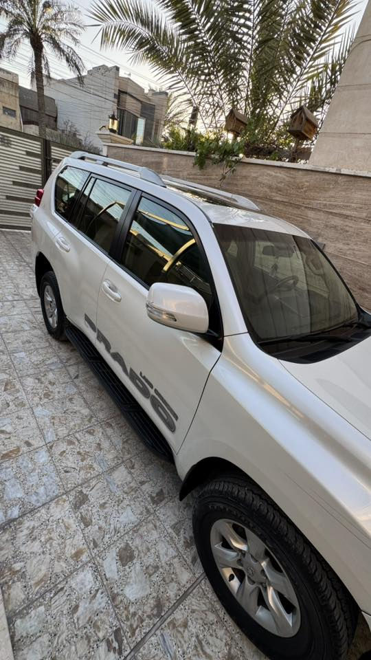 سلام عليكم
تويوتا برادو  TXL مديل 2013 كويتي 
السياره فول موصفات بصمه فتحه 
ماشيه 150الف سياره 
رقم بغداد  بسميي 
محرك 6  سلندر
‏4X4 فور ويل 
ثلاجه 
بيها شخوط موضحه بل الصوره  ما سويتهن مبقيها على وضع الشركه  
سبعة راكب 
سبير تعليك 
شاشه +كامره  
مري شفط + اشاره 
تحكم ستيرن جهتين 
كير محرك عل فحص بدون فتح بلاد
بيه باود على كد شبر بل الباب الخلفي لوره بصف السايق
باقي التفاصيل وتساب او اتصال   
 ***********
مكان السياره بغداد الشعب
السعر   265 $
وبيها مجال كلش بسط للشراي 
سياره مفوله كفاله عامه من الصبغ ولتبديل
