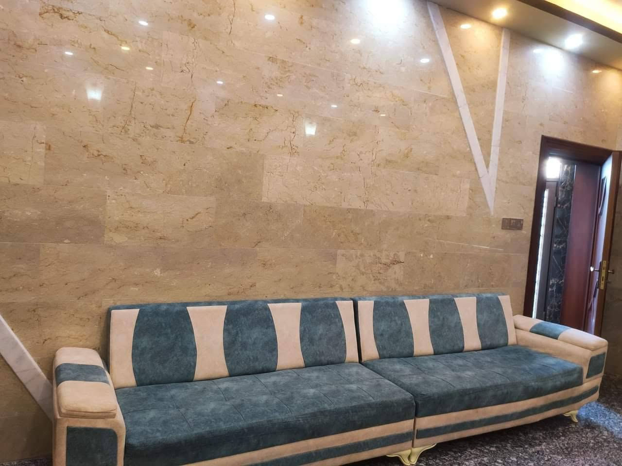 من رخصت الادمن
سلام عليكم 
بيت للبيع المساحه 200متر طابو صرف على شارع 20متر  مقابيله مدرسه ابتدائيه ثانويه يعني ماكو جار بلباب
طابقين بناء حديث 6غرف سيراميك 
4حمامات صاله ستقبال مرمر سقوف جبسن بور مثل مموضح بلصور 
مطبخ حار بار  الارضيه كراينيت درجه اولى 
كامل خدمات  ماء مجاري كهرباء انشالله قريبآ شهر 4 يبلشون بلتبليط بعلم المختار 
المكان كربلاء حي الانتفاضه الثالثه قرب مجمع درة كربلاء
السعر 375
 
للاستفسار الاتصال ***********

