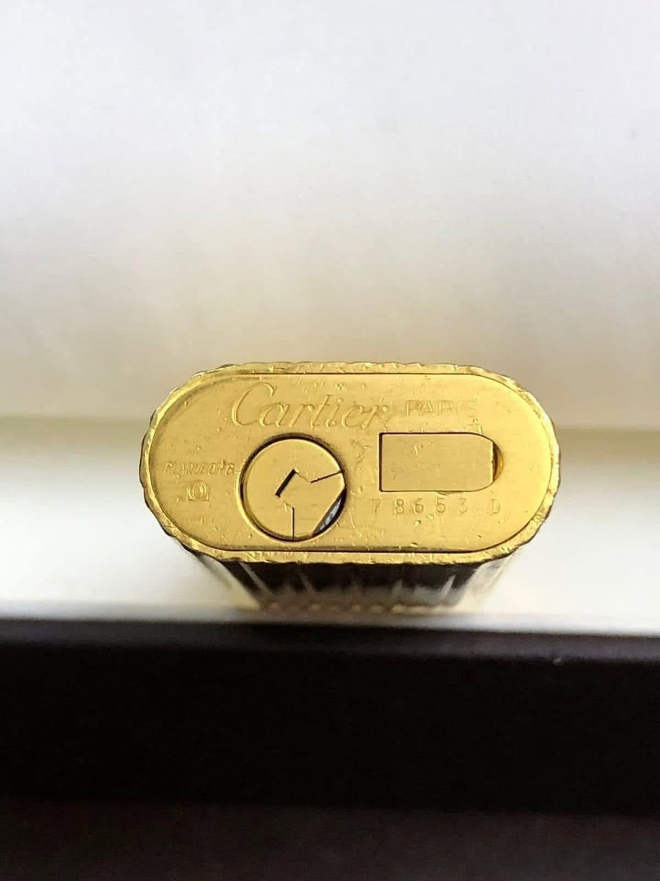 قداحه كاتير ( Cartier) 
من مجموعة دار الازياء الفرنسية الشهيرة 
نقش  ذهب مميزة نظيفة 
انتاج الثمانينات 
للاتصال ***********
