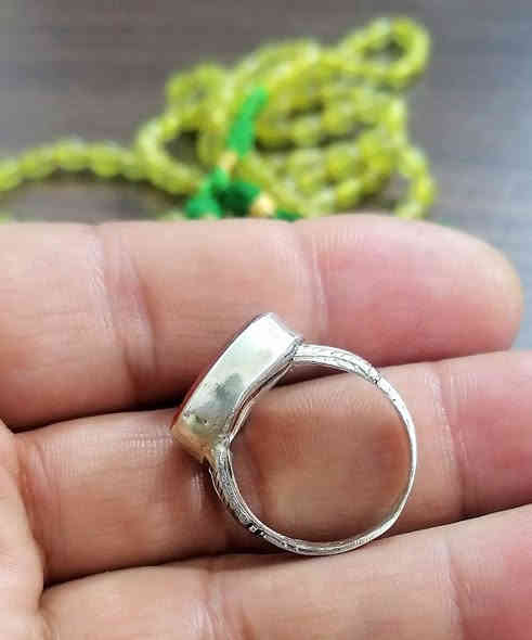 خاتم عقيق يماني قديم مع 
 حجر لازورد كرستال حر حجم كبير
 يتوفر توصيل لكل محافضات العراق
 (***********) وتساب
