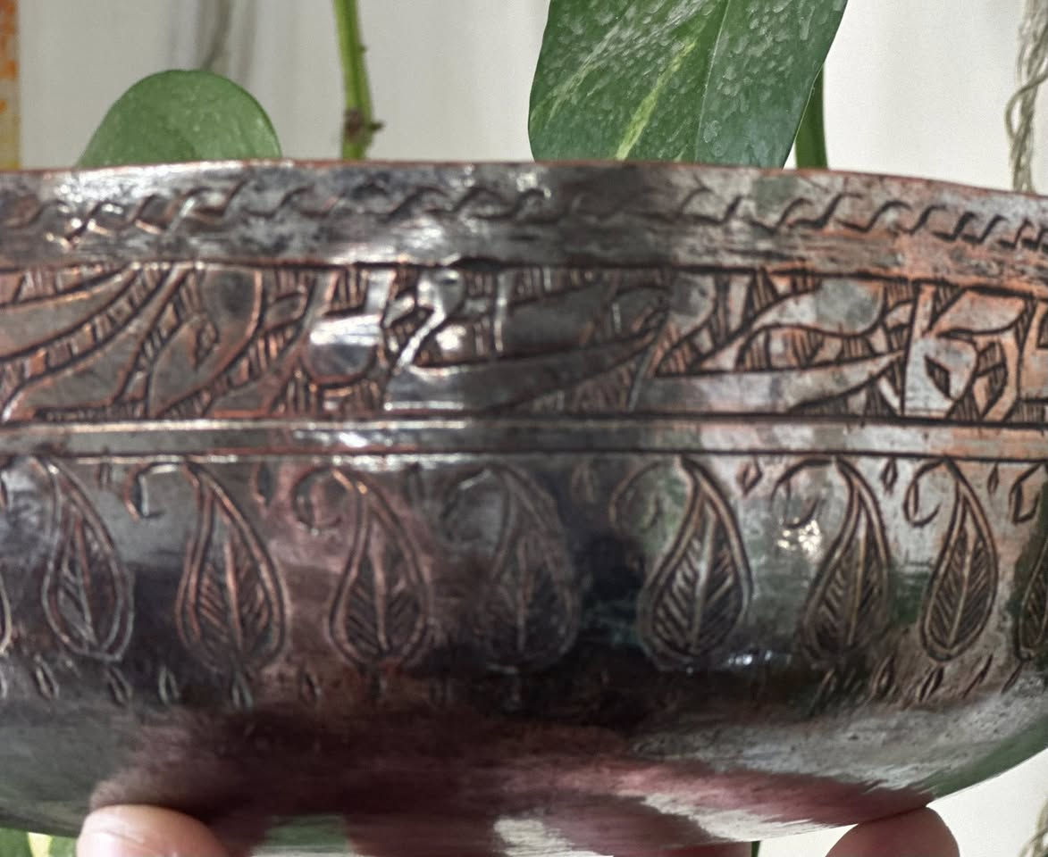 دخل نحاس شغل قديم جدا منقوش كتابات ايضا النقش قديم وليس حديث 
- قطر / 20 سم 
- العنوان / بغداد / الكرادة / حي الوحدة .     
   شارع سلمان فائق( مجمع بازار  انتيكا     
    بغداد  )  الطابق الاول  
- يوجد توصيل داخل و خارج العراق 
  للاستفسار اكثر الاتصال لاستفسار اكثر الاتصال 
  ***********        
  *********** 
واتس اب او فايبر او مراسلة الصفحة.
