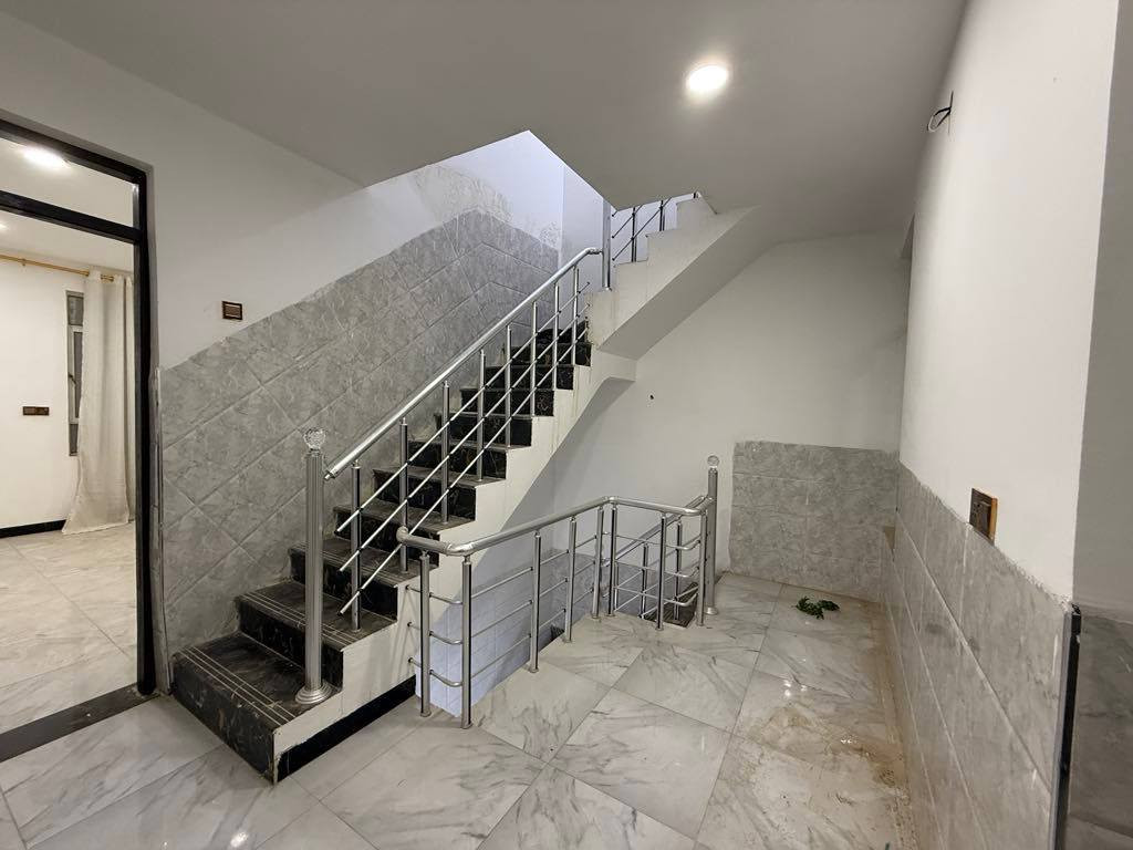 السلام عليكم ورحمة الله
دار للايجار مساحه ٧٥ متر 
واجه ٥ نزال ١٥ 
موقع  الدوره حي دجله
قرب شارع الابداع
تفاصيل الدار 
استقبال ومطبخ ٣ غرف نوم وصحيات عدد ٢ بيتونه وسطح 
هواي عروض ايجار يتوفر عندي 
للتواصل ***********
