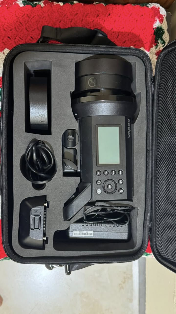 سلام عليكم 
اضاءه AD400 pro 
اشتريتها استخدمتها مره وحده فقط بجلسةة وخلص 
للبيع
 سعر الجديد حاليا 660 الف
اني دابيعه ب575 
والصور موضحه كدامكم


**إذا كنت صاحب هذا الإعلان وتريد حذفه لأي سبب، رجاءا أرسل رسالة إلى الدعم الفني**