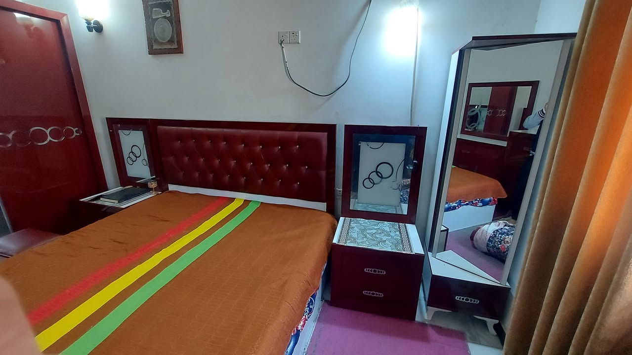 سلام عليكم 
غرفة نوم للبيع نظيفة جدآ سعر ٧٠٠ وبيها مجال علمآ مع دوشك مكان بغداد كرادة 
***********
