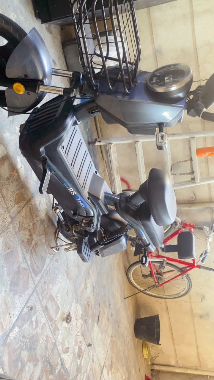 سلام عليكم دراجه شحن ماعرف نوعها مثل ما بالصوره جاهزه تشغيل عن بعد سويجين 3سرع  تمشي 40حقيقي عمليه وتتحمل وزن 100كيلو  تاير خلفي جديد توني شاده  مكاني بغداد الشعب شارع عدن
***********
 السعر 210
