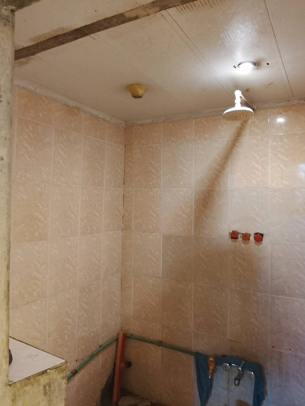 بيت شارع سالم ٧٥م طابقين اربع غرف ومطبخ وحمام ركن على شارعين جاهز للسكن *********** تفاصيل اكثر تجي وشوف وتقتنع 