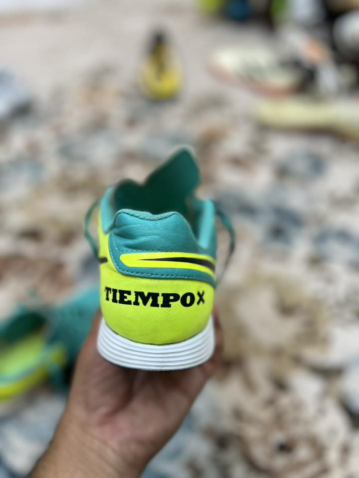 نايك تنبو اصلي فيتنامي 
نظافه فول
قياس 43
تخفيضات 
40الف مع التوصيل 
للحجز ***********
