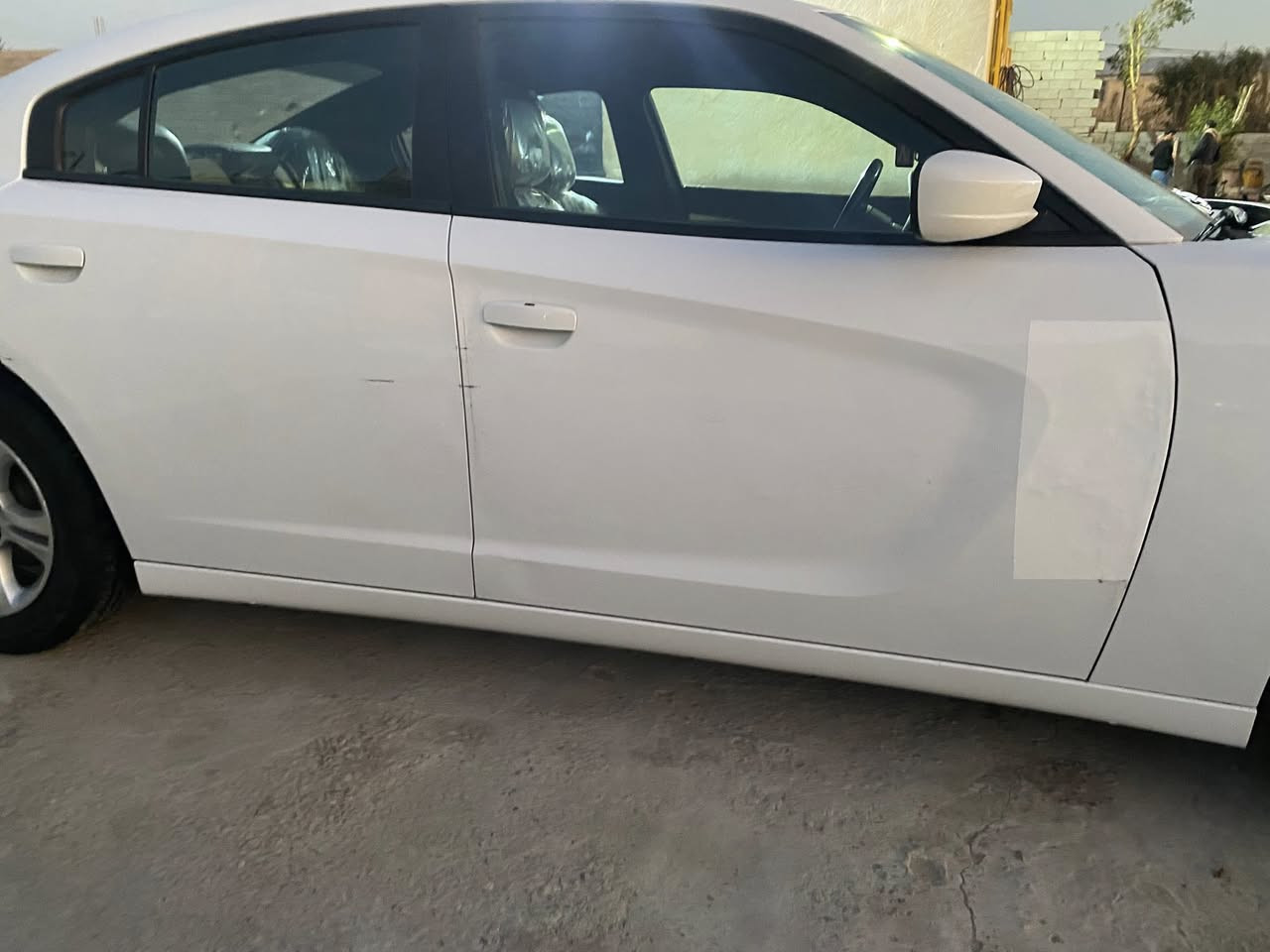 تشارجر موديل 18 اصل دخول جديد بكتاب ضباط بيها صبغ بنيد فقط ماشيه 99 وبيها بارد بالجهه الي عكس السايق رقم بغداد مداور ثاني يوم مكان السياره الناصريه 
السياره معروضه ب210 وبيها مجال بسيط 
للاستفسار الاتصال ***********
