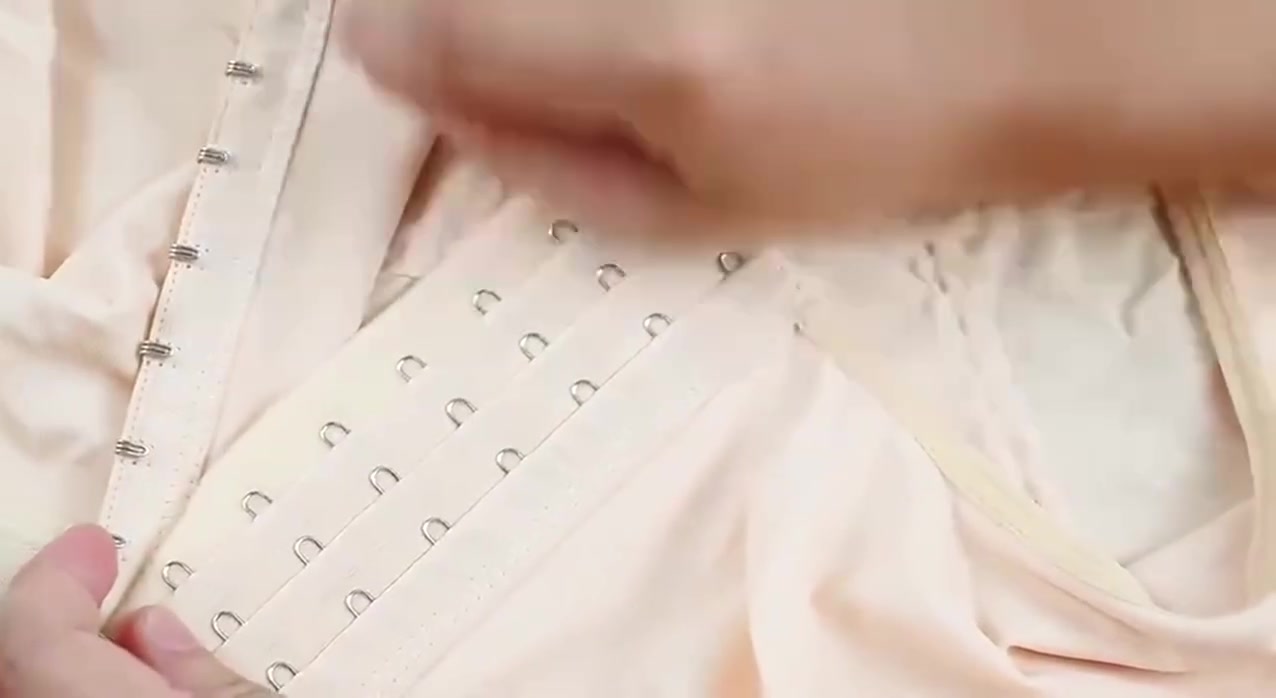 ✨ مشد الصدر والذراعين النسائي – للحصول على قوام أكثر تناسقاً وثقة 

🤍 إذا كنتِ تبحثين عن حل عملي يساعد على تنسيق شكل الجزء العلوي من الجسم، فإن مشد الصدر والذراعين هو الخيار المثالي لكِ. صمم خصيصاً لمنح مظهراً أكثر انسيابية مع توفير راحة أثناء الارتداء اليومي.

1️⃣ يساعد على شد منطقة الصدر وإظهارها بشكل أكثر ترتيباً وتناسقاً.
2️⃣ يساهم في تنحيف وشد الذراعين وإخفاء الترهلات بشكل ملحوظ تحت الملابس.
3️⃣ يمنح دعماً إضافياً للجزء العلوي من الجسم ويعزز من استقامة القوام.
4️⃣ مصنوع من خامة مرنة وناعمة تلتصق بالجسم براحة دون التسبب بالإزعاج.
5️⃣ تصميم بسحاب أمامي عملي لسهولة الارتداء والخلع.
6️⃣ مناسب للاستخدام اليومي أو بعد العمليات التجميلية وحالات الترهلات البسيطة حسب الحاجة.
7️⃣ يمكن ارتداؤه تحت العباءة، الفساتين، والملابس اليومية دون أن يكون ظاهراً.

🌸 فوائد المشد:
 ✔️ تنسيق منطقة الصدر. 
✔️ شد الذراعين والتقليل من مظهر الترهلات.
 ✔️ تحسين شكل الجسم تحت الملابس.
 ✔️ يمنح مظهراً أكثر رشاقة وثقة
#الأصلي 💯💯
القياسات M/L/XL/2XL/3XL
#اكسبلور #اكسبلورر_2025 #اكسبلور_فلو #اكسبلور_2025 #اكسبلور_فلو #اكسبلورر_2025 #اكسبلور_explored #اكسبلور_لايك #عرب_فوتو #تصويري #صور #انستقرام #لايك #كميرا #بحر #لقطة #دبي #اكسبلور #لقطة #لايك #دعم #تفاعل #لايكات #كومنت #كومنتات #اكسبلور #هاشتاق


**إذا كنت صاحب هذا الإعلان وتريد حذفه لأي سبب، رجاءا أرسل رسالة إلى الدعم الفني**