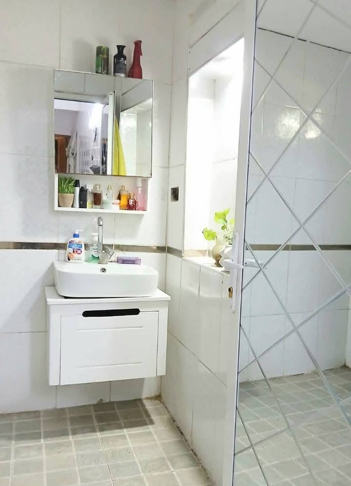 عرض حصري ...عرض حصري
بيع مستعجل📍 سعر جدا جدا مناسب ❗❗❗
🏠️️للبيع دار سكن حديث🏠

🔴المساحة : 90م
🟠الواجهة: 4٫50م    
🟡النزال: 20م.  

💯بناء حديث درجة اولى مع خدمات راقية:

      🔷الابواب الخارجية قاصة محكم الغلق تركي
      🔹️الابواب الداخلية خشب صاج 
      🔹️الشبابيك المنيوم تركي حديث
      🔹️المحجر المنيوم تركي حديث
      🔹 سخان ماء + ماطور ماء + 2 خزان ماء(1000لتر) كل واحد
      🔹نظام(انترنت+سبالت+انابيب دفن)
      🔹 اضواء سبورتلايت
     

🟩الطابق الارضي: 

       🟢️حديقة خارجية
       🟢خدمات صحية خارجية
       🟢️صالة 
       🟢️ حديقة داخلية
       🟢️مطبخ حار + مطبخ بارد
       🟢️خدمات صحية 
 
🟦الطابق الاول: 
 
       🔵️غرفتين نوم
       🔵️خدمات صحية 

🟪️الطابق الثاني:
   
       ️🟣بيتونة
       🟣سطحين امامي وخلفي
    

📌موقع الدار:
      [حي البنوك / الميثاق / مربع الاعتزاز] ✅الشارع نافذ ، يبعد المنزل عن الشارع العام 60م
______________________________________________

‼ السعر مناسب مقارنةً مع اسعار العقارات في نفس المنطقة.
_____________

للاستفسار مراسلة الصفحة على الخاص 
او الاتصال على رقم صاحب العقار : ***********
📞متوفر واتساب
