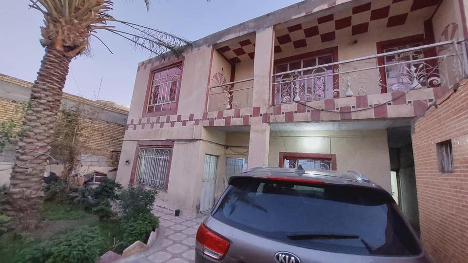 السلام عليكم بيت للبيع بسعر مناسب جداً طابو صرف المساحة 240 متر خلف الشيخ ابو ضرغام شارع تبليط ومجاري ومكان فوووول 
للاستفسار الاتصال على ***********
