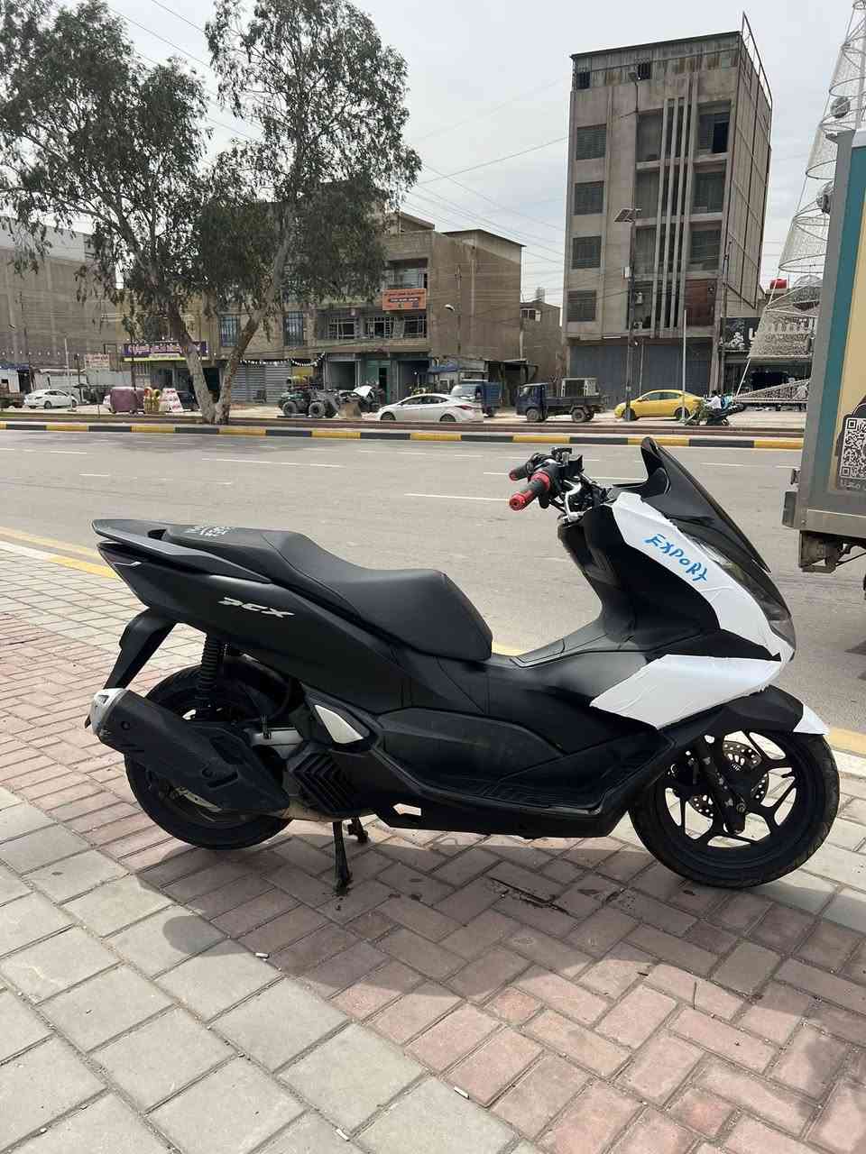 السلام عليكم
للبيع‼️ 
Pcx
((بي سي اكس))جيل رابع وارد كوري‼️
دراجه كفاله صار شهرين من نازله من لمعرض كهربائيات كلها شغاله مكينه مكفوله دراجه جديد معنه لكلمه جيب فيتر وتعال افحص اوراق كامله دراجه مال جناي
مواصفات.؟؟
مانع تزحلق‼️
حساس ازدحام‼️
تدفئه بل يدات‼️
بريك ABS‼️
$:سعر 16ونص وبيها مجال حك جيه 
عنوان: بغداد حي اور 📍
📞رقم لهاتف: ***********
