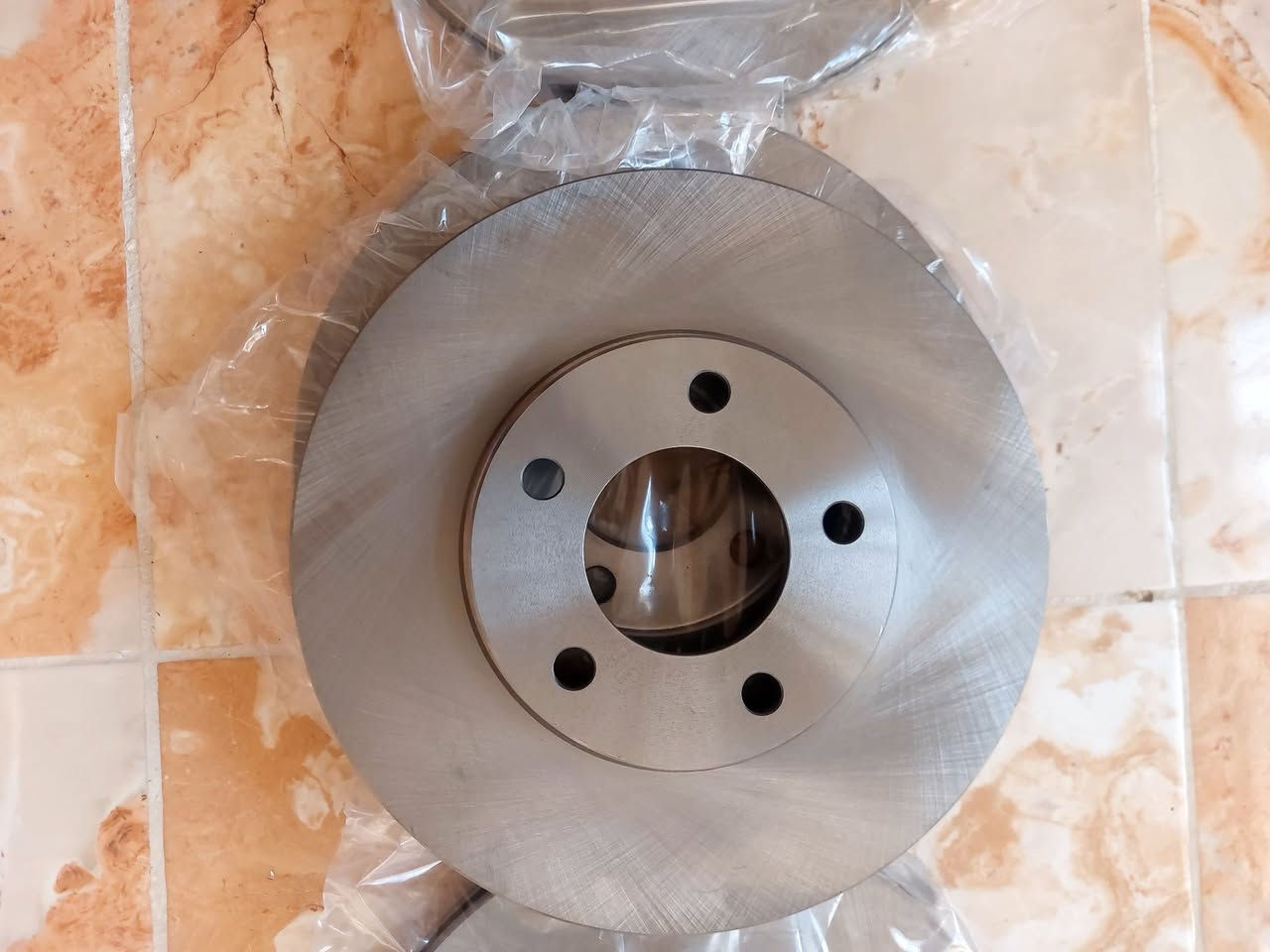 السلام عليكم.فلنجات امامي لسيارات كلايزر7راكب موديلات 91_95 .96_2000 .ويل حجم15 وحجم14 . سعر الزوج70الف كما يوجد لدينا توصيل لجميع المحافظات وتساب او اتصال ***********
