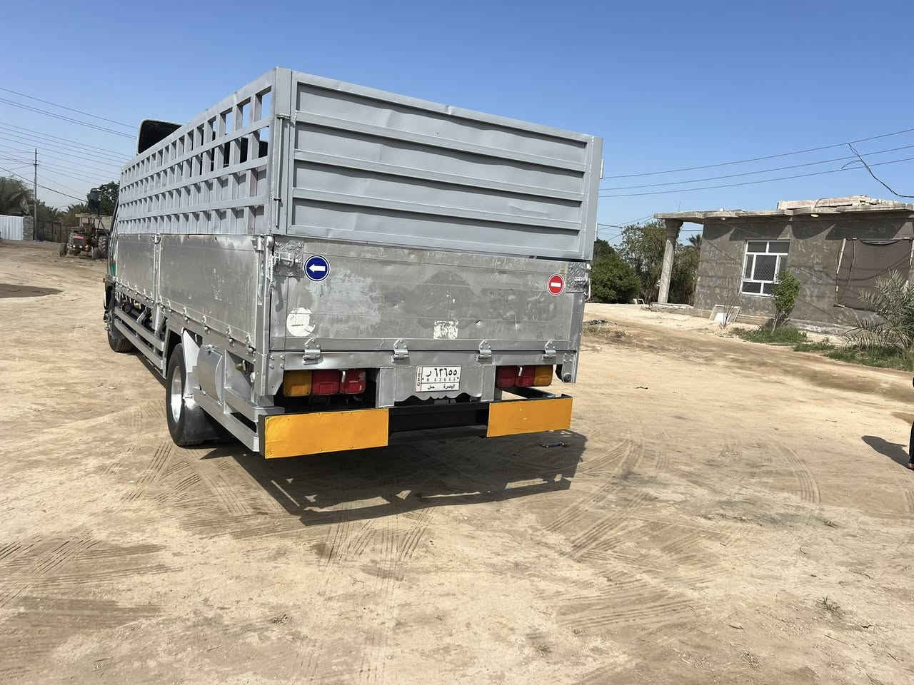 السلام عليكم  سياره هينو طيره  مكفوله من كلشي كير محرك الطول سته وربع بلادي شركه مكينه 80 سوبر مافتوحه مكينه شركه  تخم تاير جديد بيه محجر وجادر مال مواد انشائيه مال عمل في مجال شركات سياره جاهزه للشغل  السعر ١٧٥بيه مجال 
هذه رقم تصال ***********
