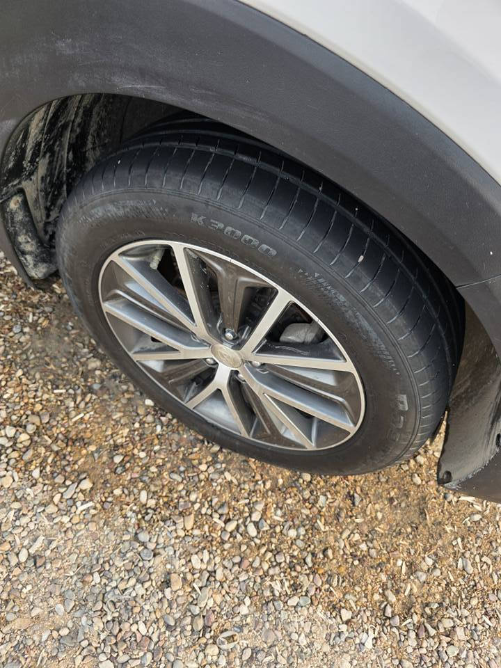 🔴 هيونداي توسان خليجي 2018 – أبيض
▪️ العداد: 102 ألف كم
▪️ البيبان جهة السائق وخلف السائق مبدلات ومصبوغات وكالة هيونداي
▪️ شوية معجون بالدوسة فقط
▪️ شوية تقشير بالبنيد (شوف العين)
▪️ المحرك مفتوح وأنطيك شرط:
  ❌ لا تبخير
  ❌ لا تنقيص
  ❌ لا دوانص
  خير من الله
▪️ باقي السيارة كلها كفالة
▪️ السيارة جاهزة، ما تصرف عليها شي
▪️ تطلع تراي وتوديها وين ما تريد
▪️ سيارة مال جناي
💰 السعر: 160 ورقة
📉 مجال تفاوض بسيط
📞 *********** البصرة, العراق
