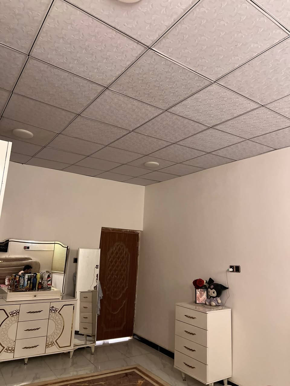السلام عليكم بيت للبيع طابو زارعي المساحه 200 متر البيت يحتوي عل طابق ونص غرفتين منام وصاله وصحيات دخليه وخارجيه ومطبخ وستقبال  مشتمل يحتوي عل غرفه وصحيات وصاله ومطبخ 
وبقه مساحه غرفتي مامبنيه البناء بلوك درجه اولاه 
مكان البيت ابو الخصيب حمدان قرب المركز 
***********
