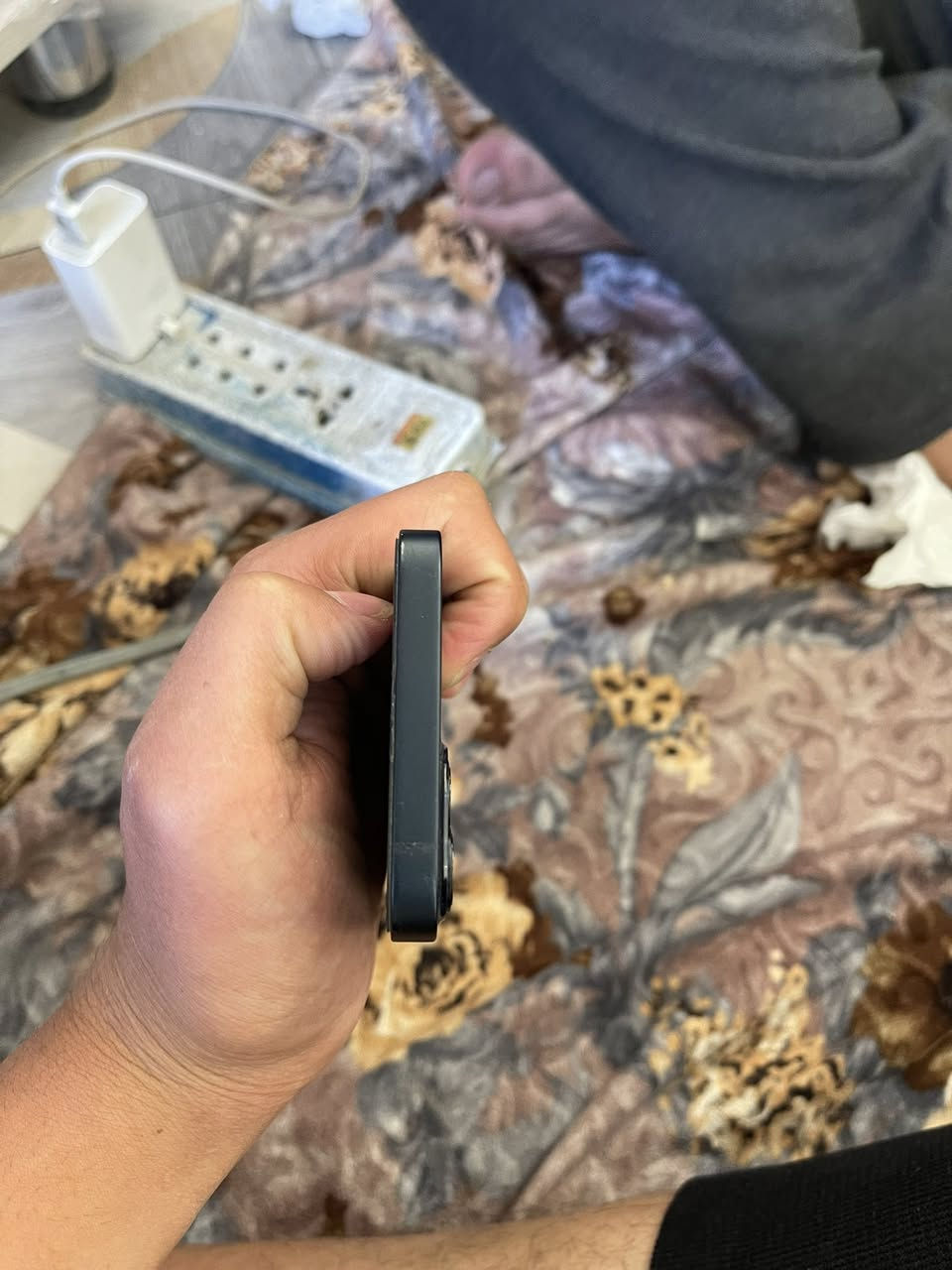 #للبيع آيفون 13 عادي (iPhone 13)
• اللون: أزرق ملكي مميز
• نسبة البطارية: 80% (أصلية وتكفي يوم كامل استخدام)
• حالة الجهاز: نظيف جداً وأخو الجديد. ذاكرة 128 ￼
• الشرط: شرط الفحص (ما مصلح ولا مغير بيه أي شيء، كل شيء بلاد). ‏السعر 475 أبي مجال مكاني موصل ￼


**إذا كنت صاحب هذا الإعلان وتريد حذفه لأي سبب، رجاءا أرسل رسالة إلى الدعم الفني**