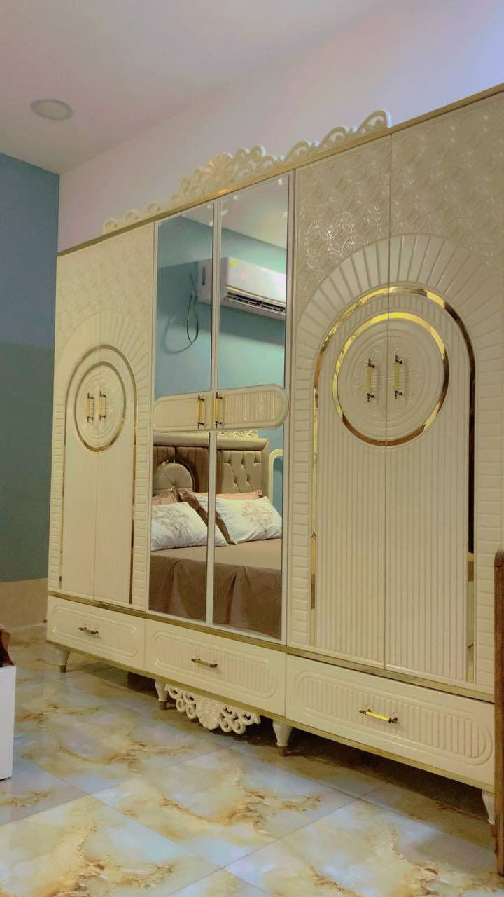 غرفه نوم عدد القطع 9 بدون ضرر  وياها مرايه غيافه  بعد بس اني مشادها تجي بوكس بي مجر ومرايه مفصخها وضامها الغرفه كلش نضيفه السعر 900  العنوان بغداد جسر دياله الجديد للستفسار اتصل ***********
