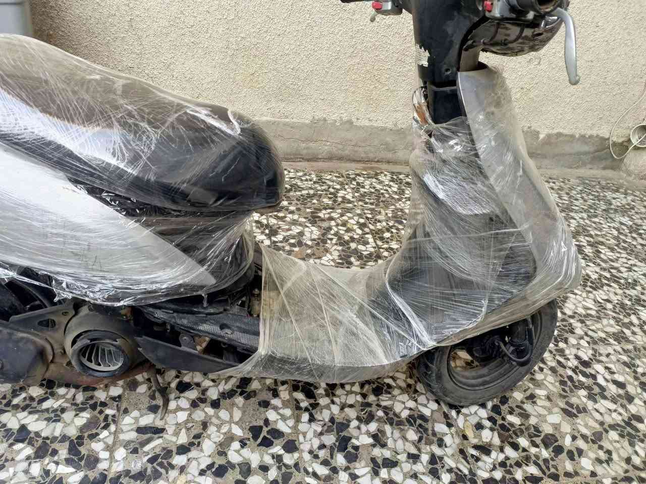 السلام عليكم
دراجة عصفورية السرعة 60 
دارجة تشتغل هندر واحد السلف عوزة راجز
كهربائيات كلهة شغالة محرك ناعم الكفرات كدامكم 
العنوان بغداد الشعب 
رقم الهاتف : ***********
