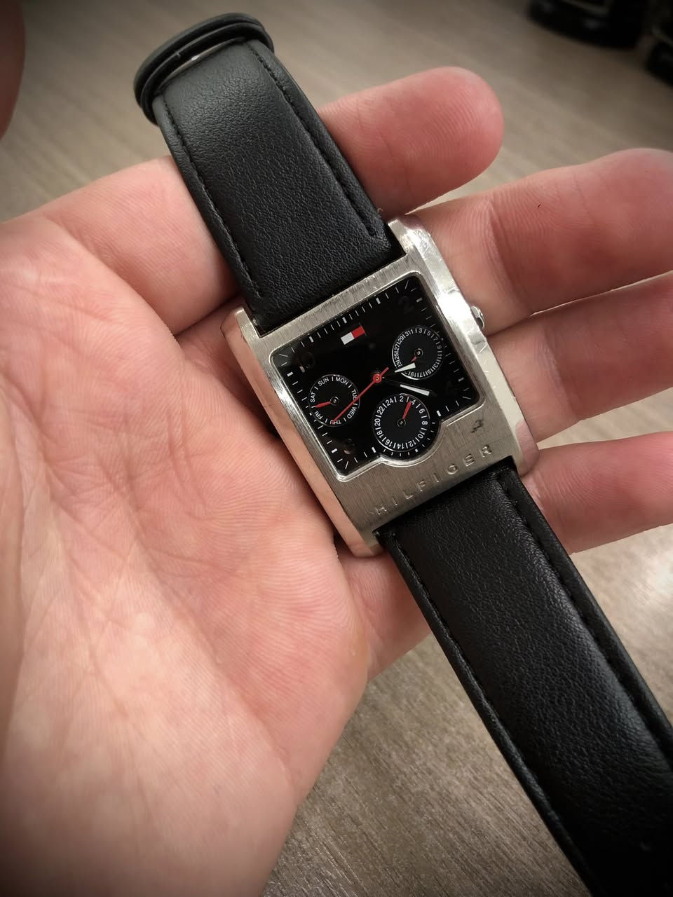 ساعة يد رجالية من تومي هيلفيغر (Tommy Hilfiger)، طراز 1790287.
نظافة ممتازة // مقاومة للماء بقمق ٣٠ متر // سنتر ايام+  +سنتر اسبوع +سنتر نظام ٢٤ ساعة // اميال لامينوس //السير جلد //  الابعاد 43 ملم طول - 32 ملم عرض  
 [ السعر خاااص لطفااا ]
يتوفر توصيل لكل المحافظات


**إذا كنت صاحب هذا الإعلان وتريد حذفه لأي سبب، رجاءا أرسل رسالة إلى الدعم الفني**