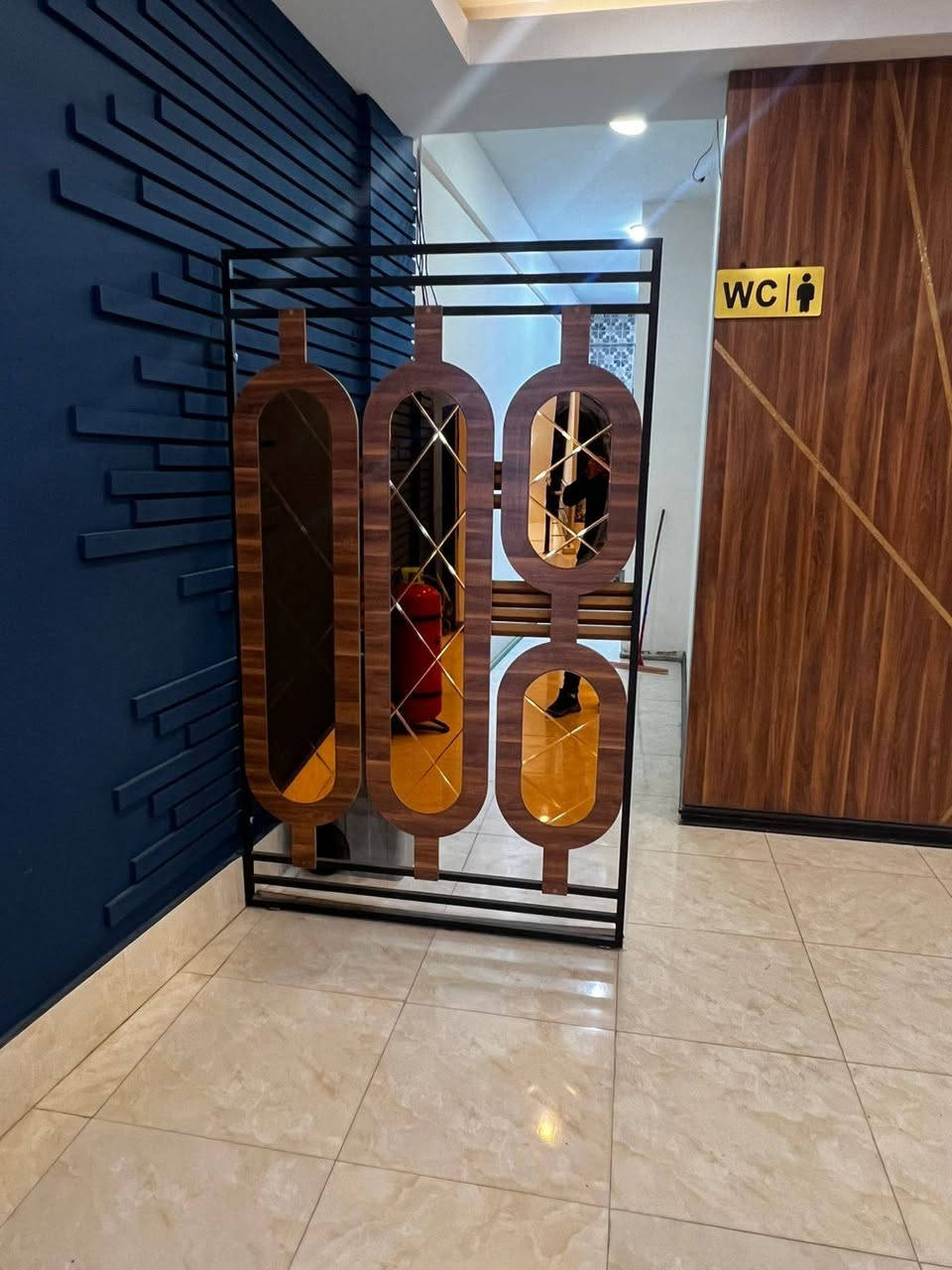 للبيع ميوزة طعام وكراسي اصليات خشب زان الرقم واتساب ***********
