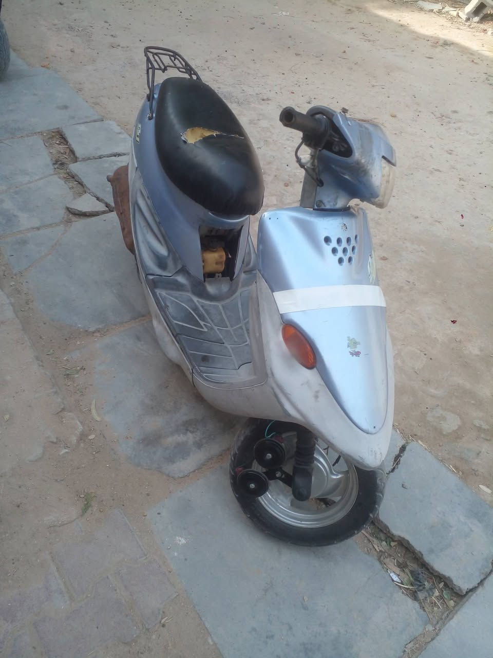 السلام عليكم يوجد دراجه بيجي فحل بصمه صفر جاج دراجه جاهزه كهربايات شغاله تواير جدد هورنات سيدان زوج جاهزه باتري جديد بس بيها دشالي مالسلف تعبانات اي استفسار اتصال علا الرقم او مراسلت الصفحه ***********
