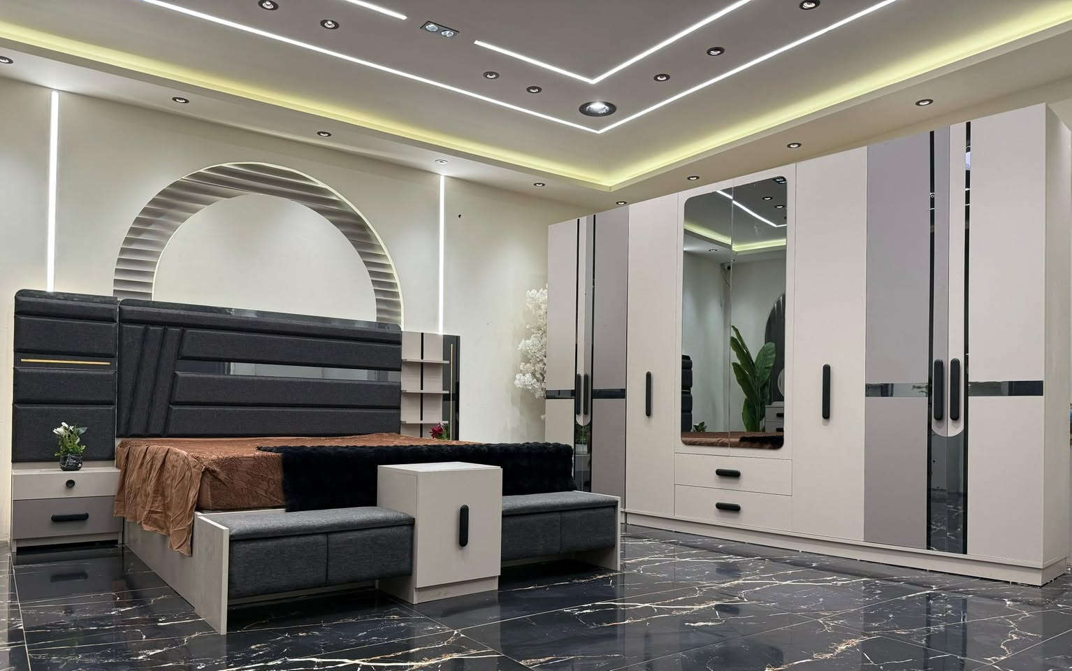 تم والله الحمد
*تم وصول موديل تركي درجه اولى إلى معرض البيت التركي 

*10 قطع*  
    

*كنتور وملحق* 320سم 
ارتفاع 220سم 

✅ الشازلونه مخزن السرير مخزن 
✅ برغي  حديد 
✅ ضهر بلوك 
✅ المصنع الأصلي
✅ قياسات ضخمه 
  اناره بل كومديات 
اناره بل ميز تواليت 
الموقع الرفاعي مدخل الملعب قرب اعدادية الشباب
للاستفسار دريد الركابي *********** واتس آب
