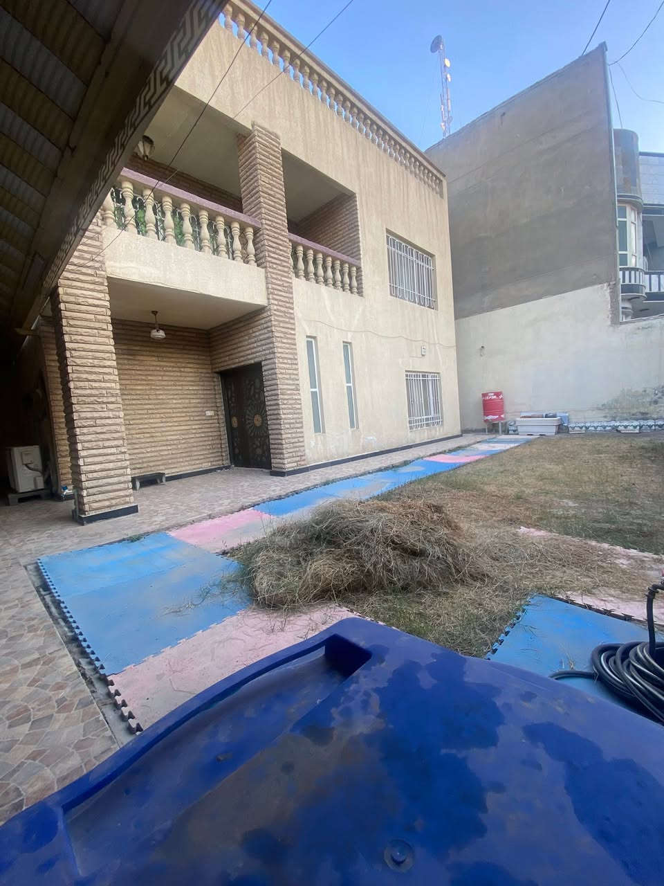 بيت مساحة 330 م٢ بالحله حي الجمعيه 
عرض الشارع ١٠ متر
واجهه ٥ متر نرال ٢٠ متر

معروضه 100م٢ للبيع من مساحة البيت الاصليه 
لتواصل خاص او واتس اب 
***********
