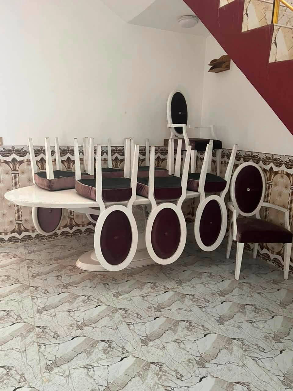 سلام عليكم ميز للبيع 8كراسي خشبو صاج
سعر 200وبي مجال مكاني الحجاج وره المحطه 
***********
