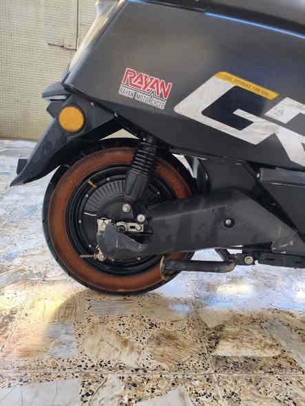 دراجه شحن للبيع
ريان GR  ال GR محدوده بل سوك كلش قويه 
مبدللها باتريات قبل شهرين جديدات 
دراجه حلوه ونضيفه بس بيها بعض الطخات 
ملف 1500 واط
كهربائياتها كلش زينه 
تمشي مسافه تقريبن 68 كيلو اخر مره مشيت بيها قبل 22 يوم 
تايرات جدد مبدلهن 
سرعتها الحقيقيه70 بس تقره99
قاطع دوره 
للستفسار ***********
