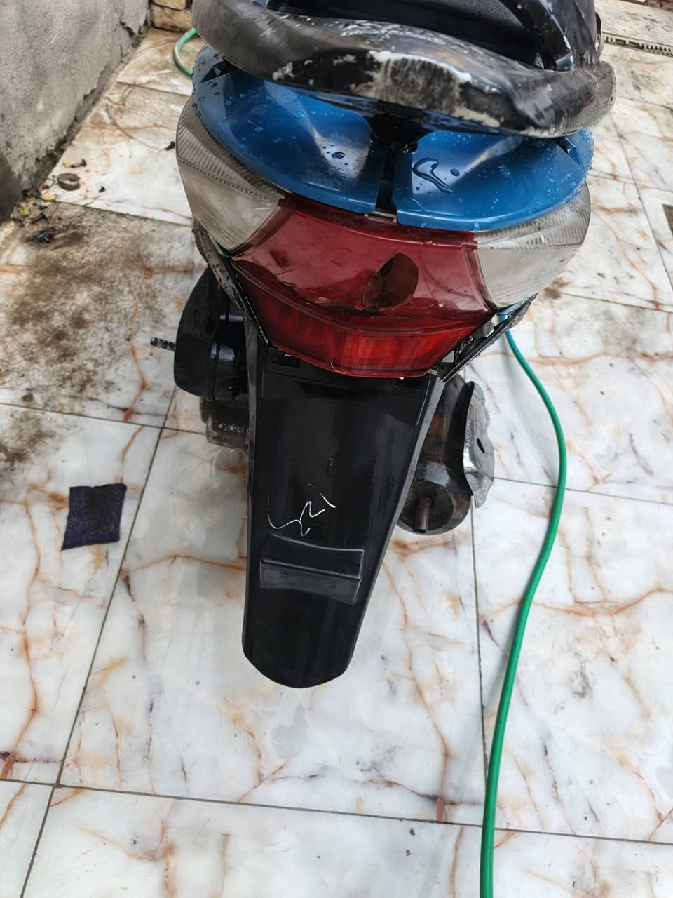 كامكوV2مامفتوحه نضيفه جاهزه شلعه ومشي خير من الله ماناقصها شي اشاير بك لايت مكينه ناعمه ب 350 وبيها مجال مكاني بلفضليه رقمي ***********
