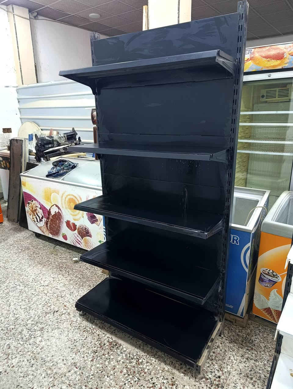 رفوف جانبي الابيض مترين والاسود متر حله ابي غرق للاستفسار ***********. ***********
