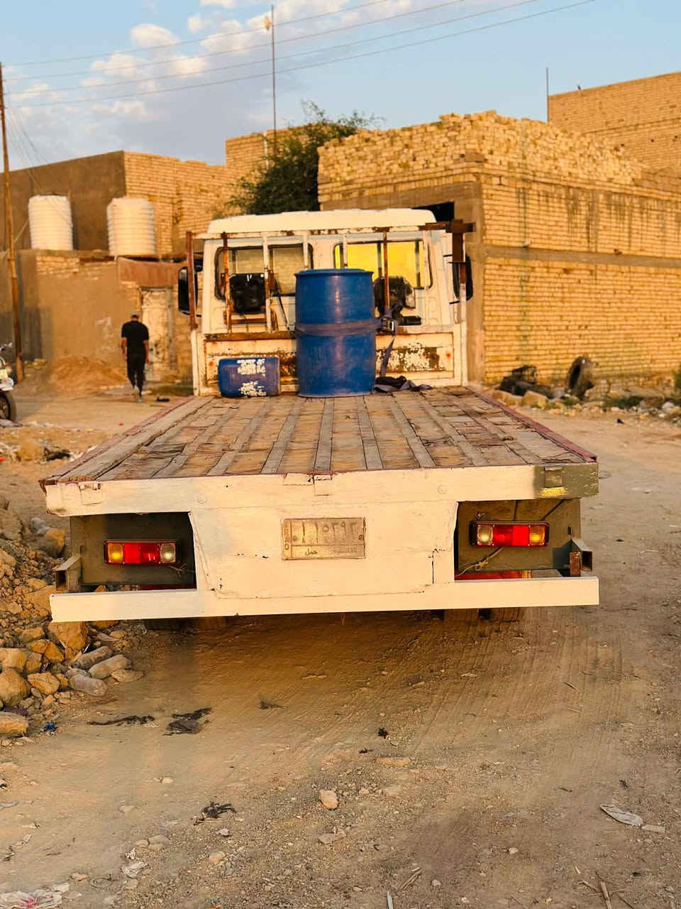 افيكو/2000 
السنويةلغاية/2027
الحمولة/4طن
حصة كاز يومية/75لتر
الطول/4,80م
محرك/4 سلندر سوبر
الكير/5نمر+خلفي بلاد
منظومة البريك /هواء دسك امامي بنز خلفي 
كلج/عنابير+سرقة هواء هينو 
محرك/كير/شاصي/بلاد
السعر/45وبيها مجال بعد المعاينة
مكان السيارة السماوة/الخضر
تفاصيل أكثر/*********** واذا مراوس حسب القناعة
