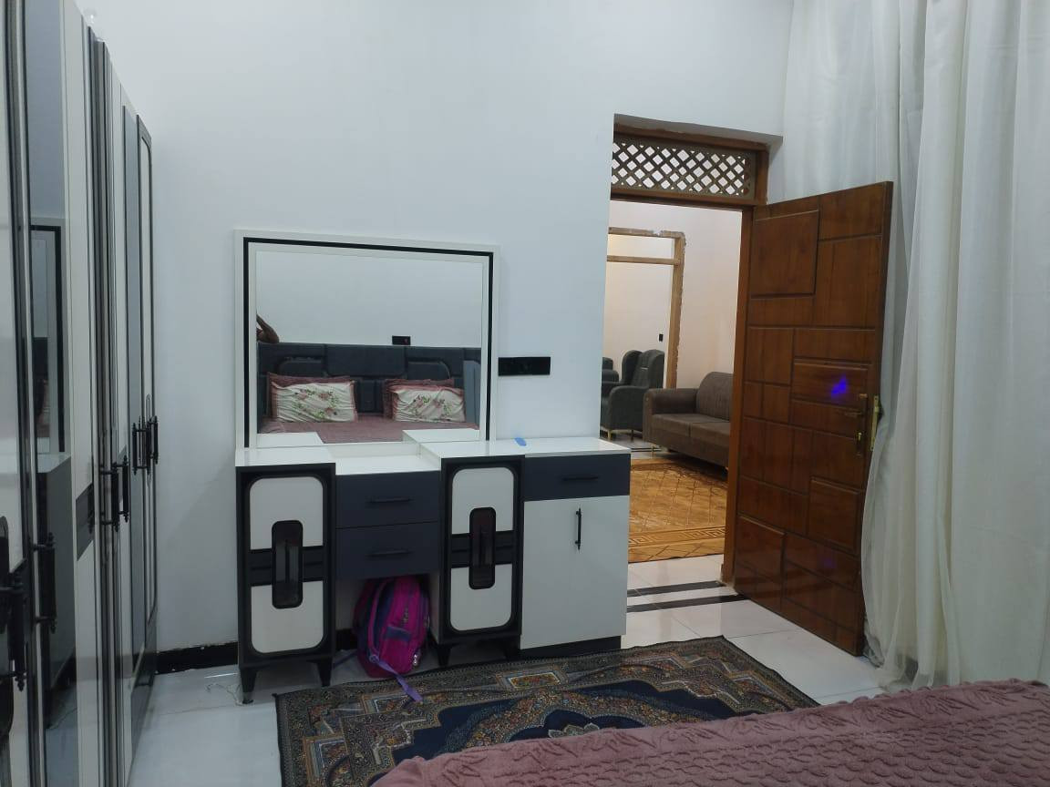 بيت مساحته 100 متر طابقين الطابق الاول يحتوي ع غرفه وصاله واستقبال ومطبخ وصحيات الطابق الثاني يحتوي ع 3 غرف وصاله وصحيات السطح شتايكر بناء طابوك صب كونكريت  بناء حديث خدمات ماي مجاري كهرباء التبليط مشمول وشارع قريب كلش العنوان السديناويه قرب مدرسه صفي الدين للاستفسار الاتصال ع الرقم ***********
