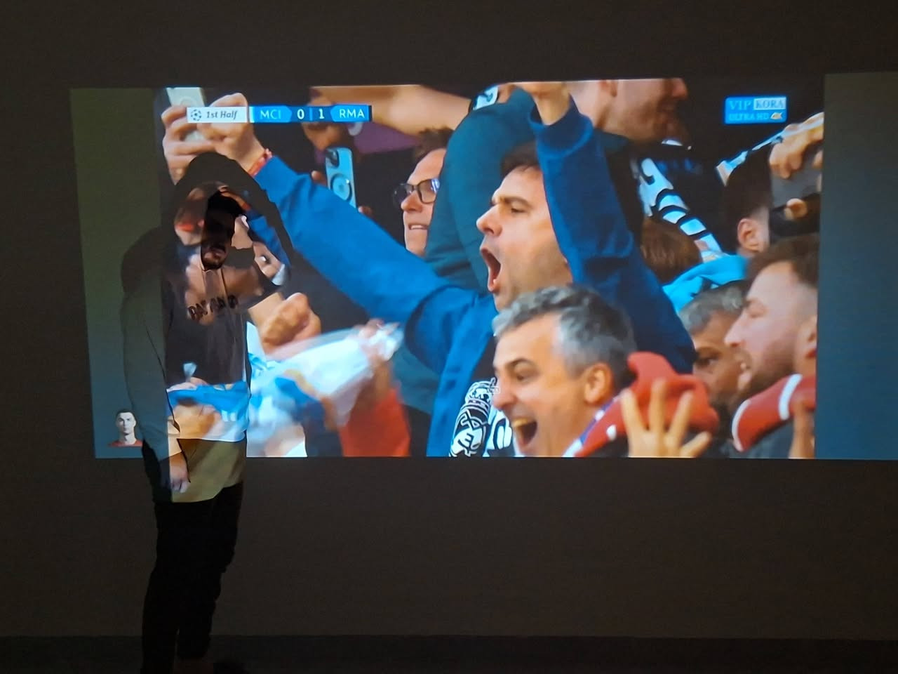 داتا شو الدقتهة مثل مموضح بلصورة
تنربط وايفاي او على كيبل HDMI او عرض USB اورام


**إذا كنت صاحب هذا الإعلان وتريد حذفه لأي سبب، رجاءا أرسل رسالة إلى الدعم الفني**