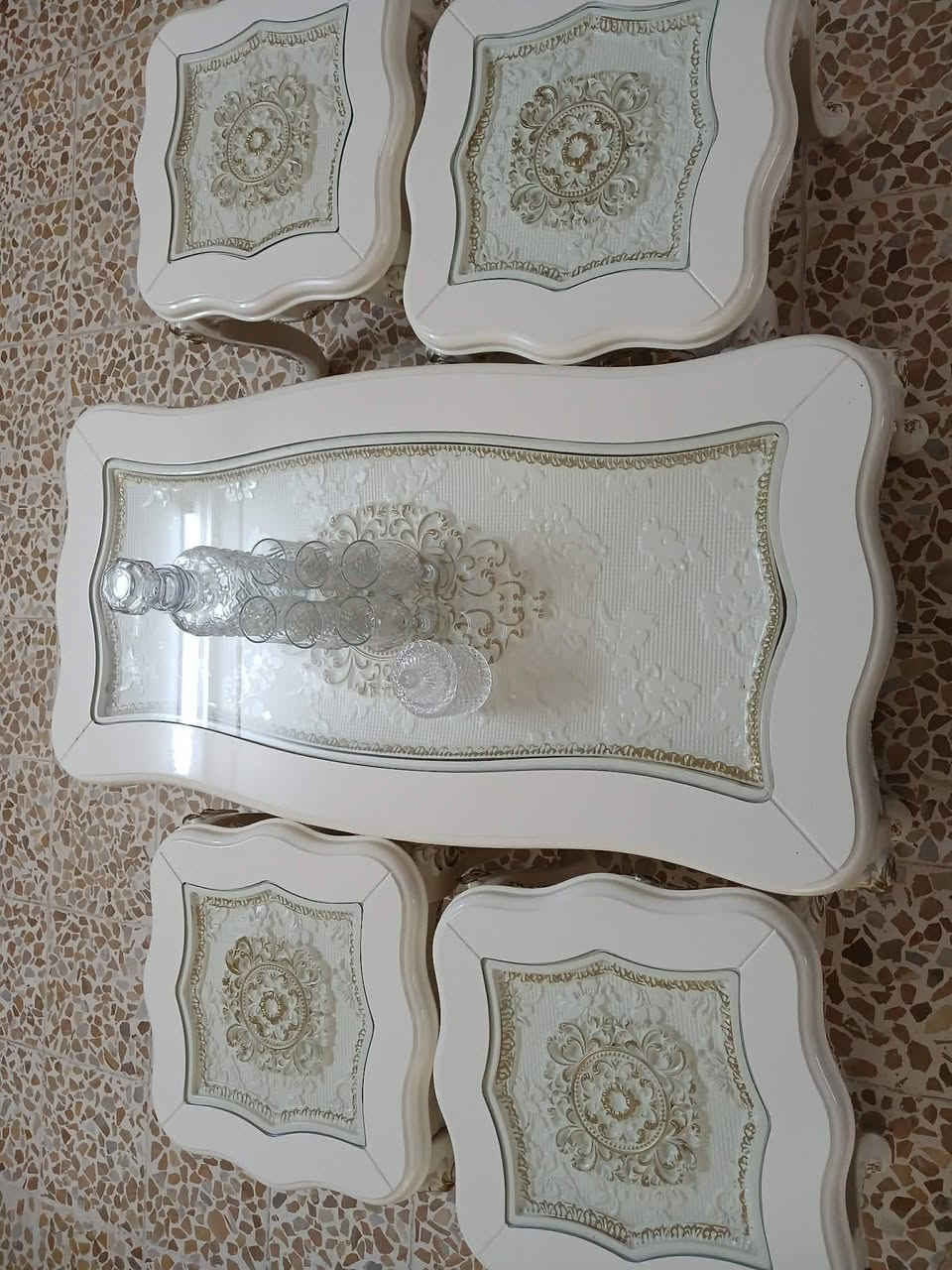 ميز تلفزيون ما بيه أي كسر..
شرط الشوف
الطول ٢ متر
العرض ٤٠ سم
الارتفاع ٥٠ سم
----------
الطبلات وحدة كبيرة و٤ صغار ما بيهم أي كسر شرط الشوف...فقط الطبلة الكبيرة الصبغ شوية مشلع...مثل ما بالصورة...

الكبيرة 
الطول ١٢٠
العرض ٦٠
الارتفاع ٤٤

الاصغار
الطول ٤٦ × ٤٦
الارتفاع ٤٤ العنوان طريق بعشيقه الشراي يدخل خاص


**إذا كنت صاحب هذا الإعلان وتريد حذفه لأي سبب، رجاءا أرسل رسالة إلى الدعم الفني**