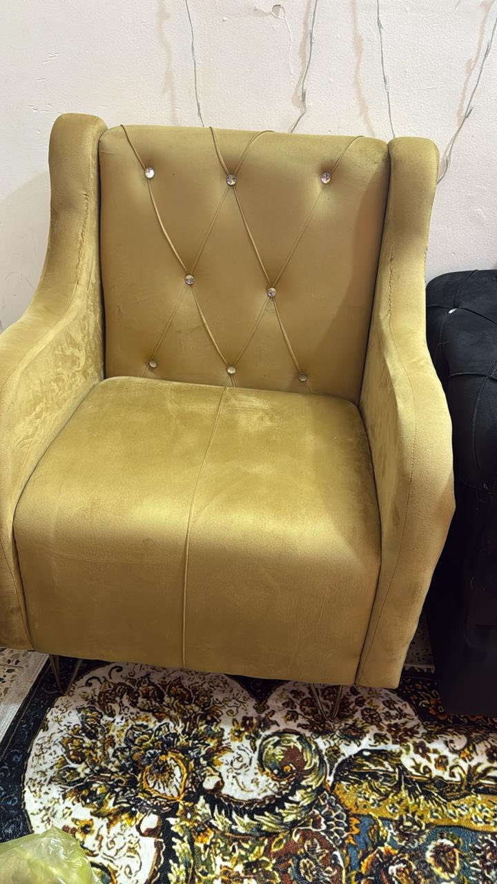 ً
تخم 8 مقاعد 
كراسي عدد 2 لون خردلي 
قنفه عدد 2 لون اسود 
مكاني بغداد 
السعر 250 
***********
