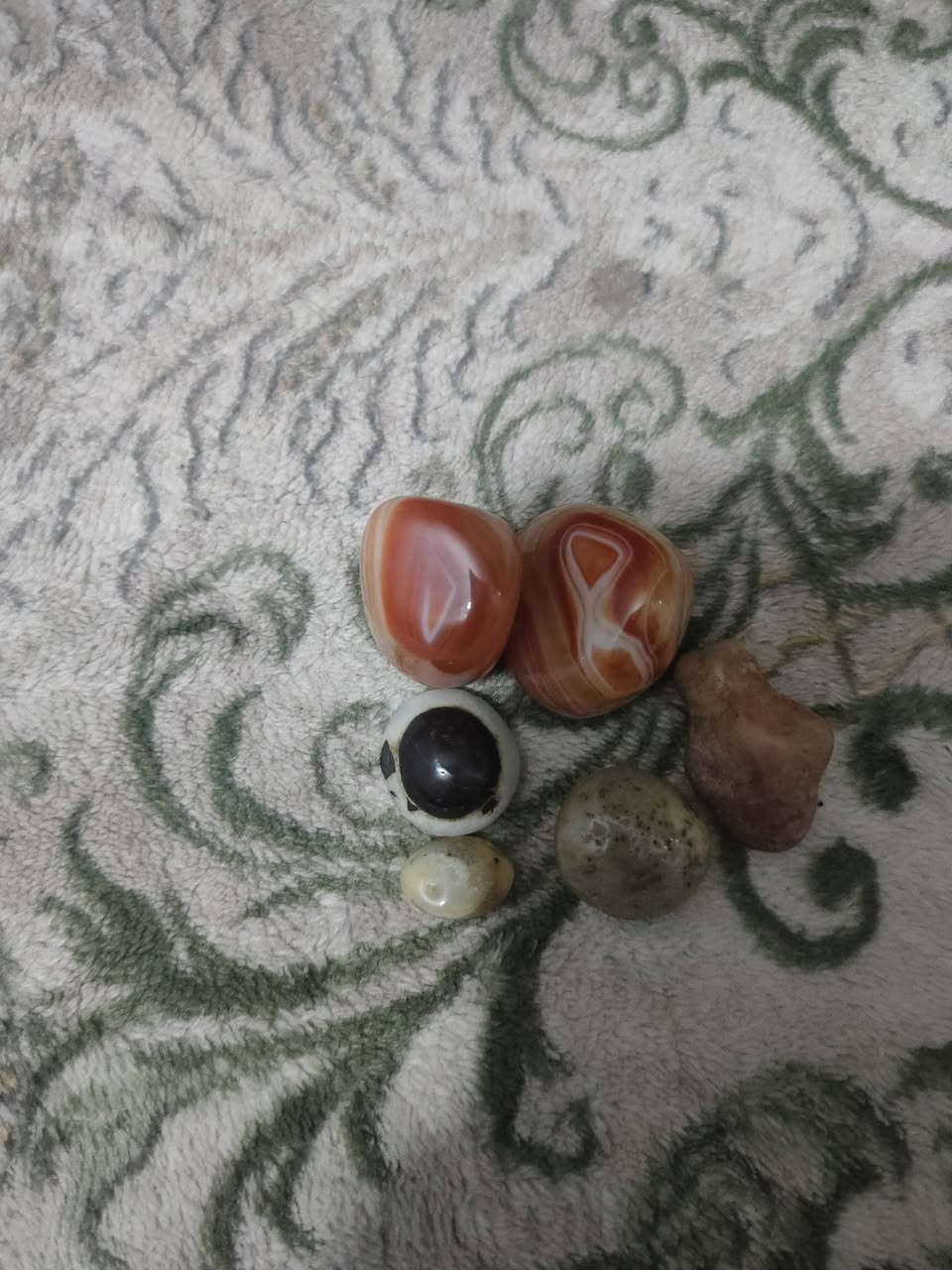 السلام عليكم. خاتم داودي قديم.   مع احجار.    الخاتم سعره 60 وبي مجال الاحجار 20. بلديات ***********
