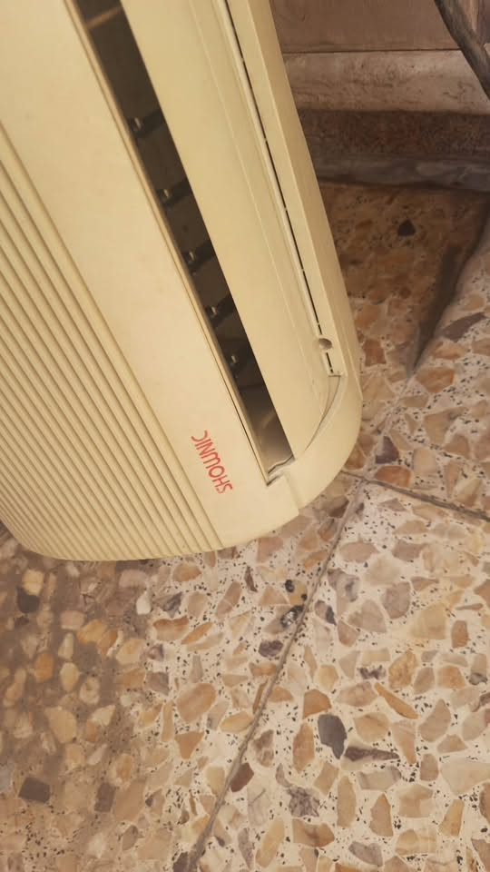 مكلفة بلنشر
سبلت طنين شغال بس بدون بواري 
مكان بغداد شارع فلسطين للاستفسار على رقم ‭
***********‬
