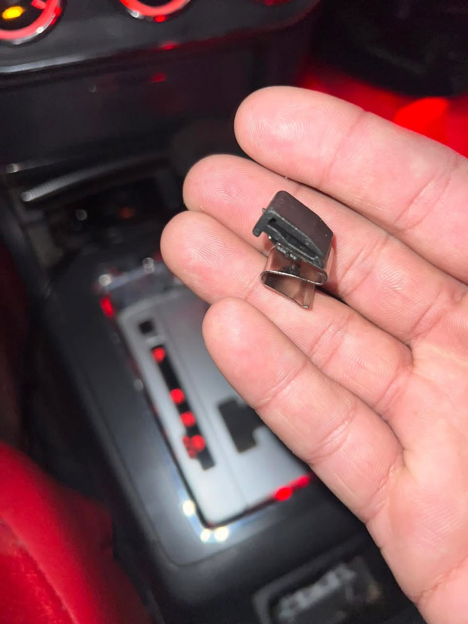 سلاو هاوریان
کلیپسی کوشنەکانم بۆ هاتۆتەوە نرخی جووتی بە ٨ 
ئیسپرینگی دەرگای بەنزین  ١ دانەیە بە ٧ هەزار
کەپی ویلەکان ٣ دانەیە ٦ هەزار
گەیاندن بەردەستە
***********
سلام عليكً
كلیبس کوشن خلفی داخلی 
زوج ب ٨ الف
توصيل موجود
0770660812
