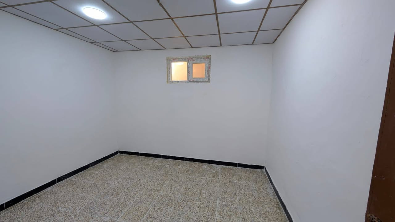 بيت بشارع الخنساء مساحه 167 بناء حديث خلف مفروشات أبو مصطفى  ايتكون الغرفتين ومطبخ وصاله وحمامات داخليه وحمامات خارجيه وبراني استقبال وحوش مفتوح
***********
