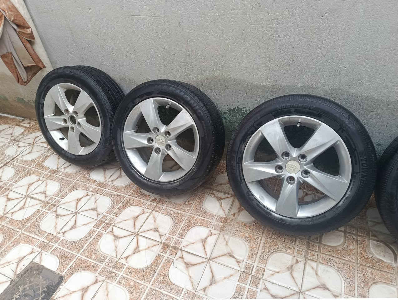 سلام عليكم ويل كب الانترا مظلع اصلي حجم 16 خمسه ويل كب مع تايرات للبيع السعر 300وبيهن مجال مكان كوفه ***********
