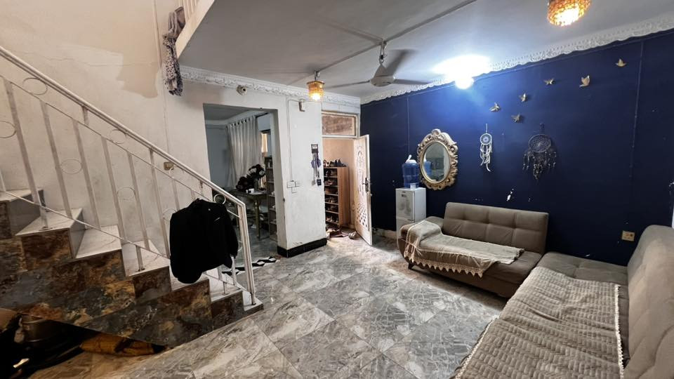 سلام عليكم
بيت للبيع          مطلوب مبادره 83 غير الكفيل وتتحول باسم الشتري تتحول كل المبادره ونطي الفرق
بيت للبيع في ام الخيل الاولى 
خلف كوفي علي الكردي
 المساحه 190.50 طابقين رقم العقار  1  /520  ام الخيل الاولى
الطابق الاول
حديقة وطارمة
استقبال عدد  1
وصاله عدد  2
غرف عدد 1
ومطبخ
صحيات داخليه وخارجيه 
الطابق الثاني 
صاله 
وغرف عدد 2
وصحيات 
البيت ترميم جديد ماء ومجاري وسيراميك حديث
***********
