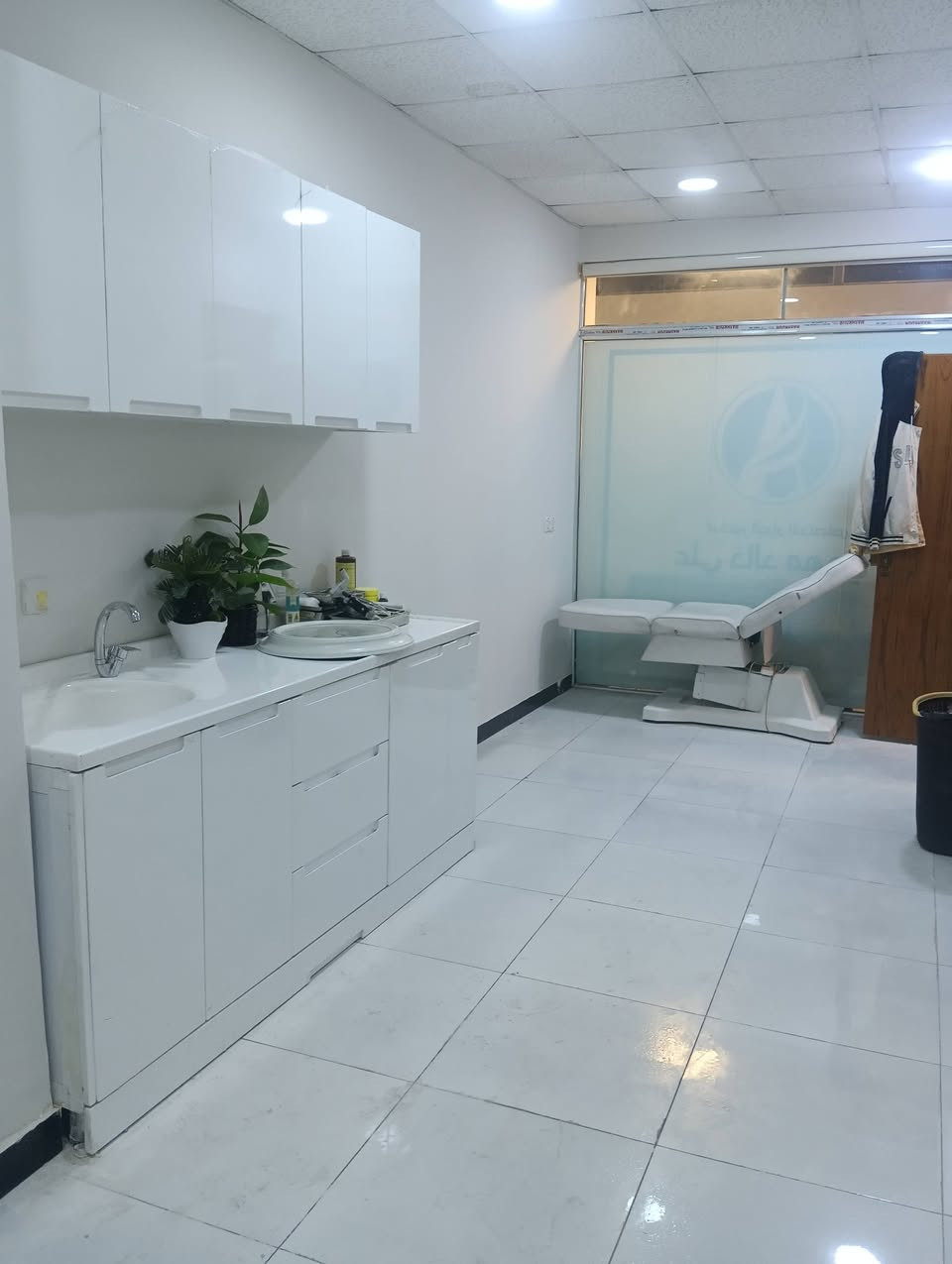 السلام عليكم عمار الصباغ لصبغ جميع الاصباغ الحديثة الداخلية والخارجية للاستفسار *********** واتساب
