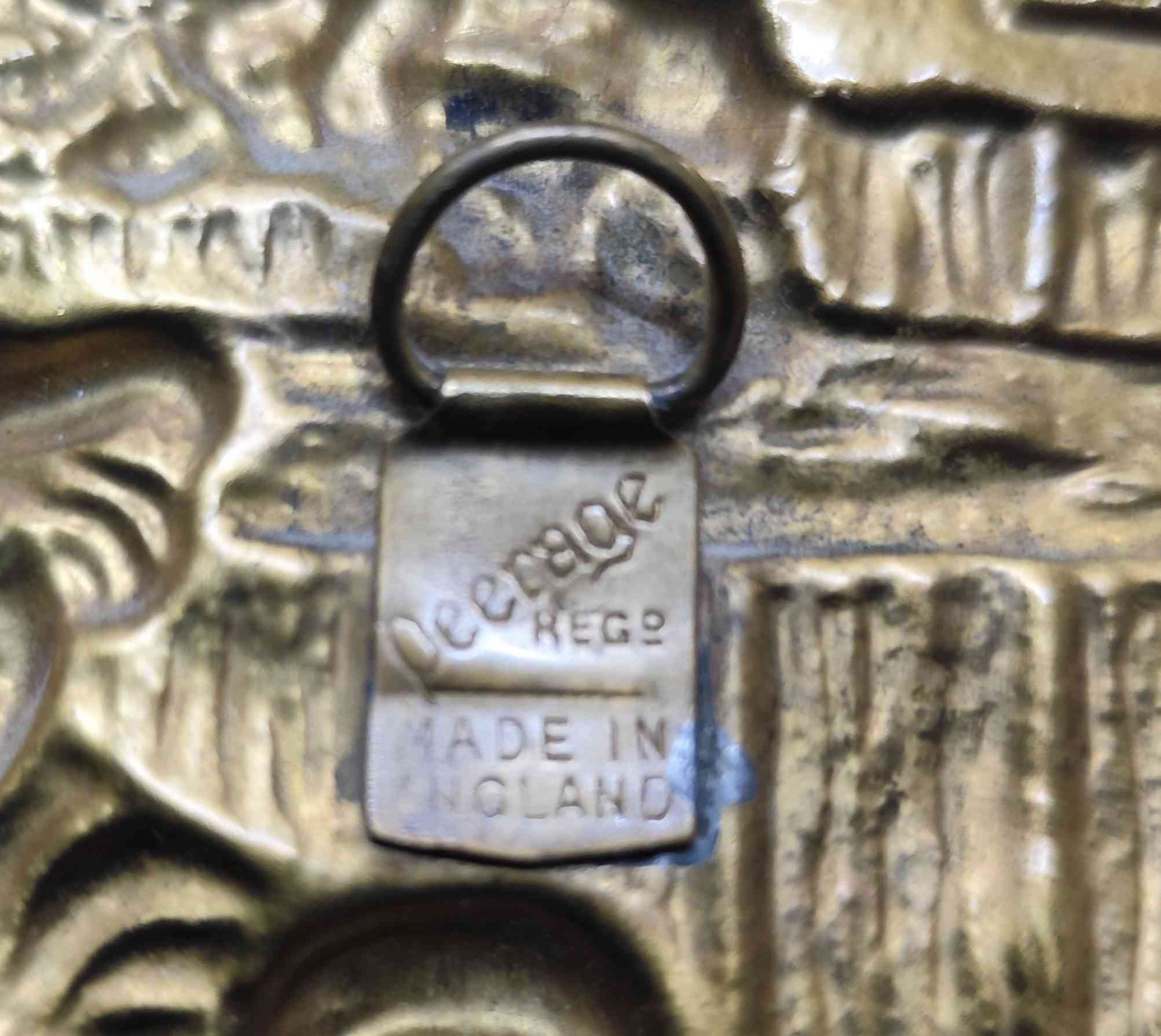 استيراد اوربي 
طبق تعليق من النحاس الأحمر مرفوقة بالحامل مختوم هولندي الحجم 37cm  التوصيل لجميع محافظات العراق للتواصل عبر الواتساب ***********
