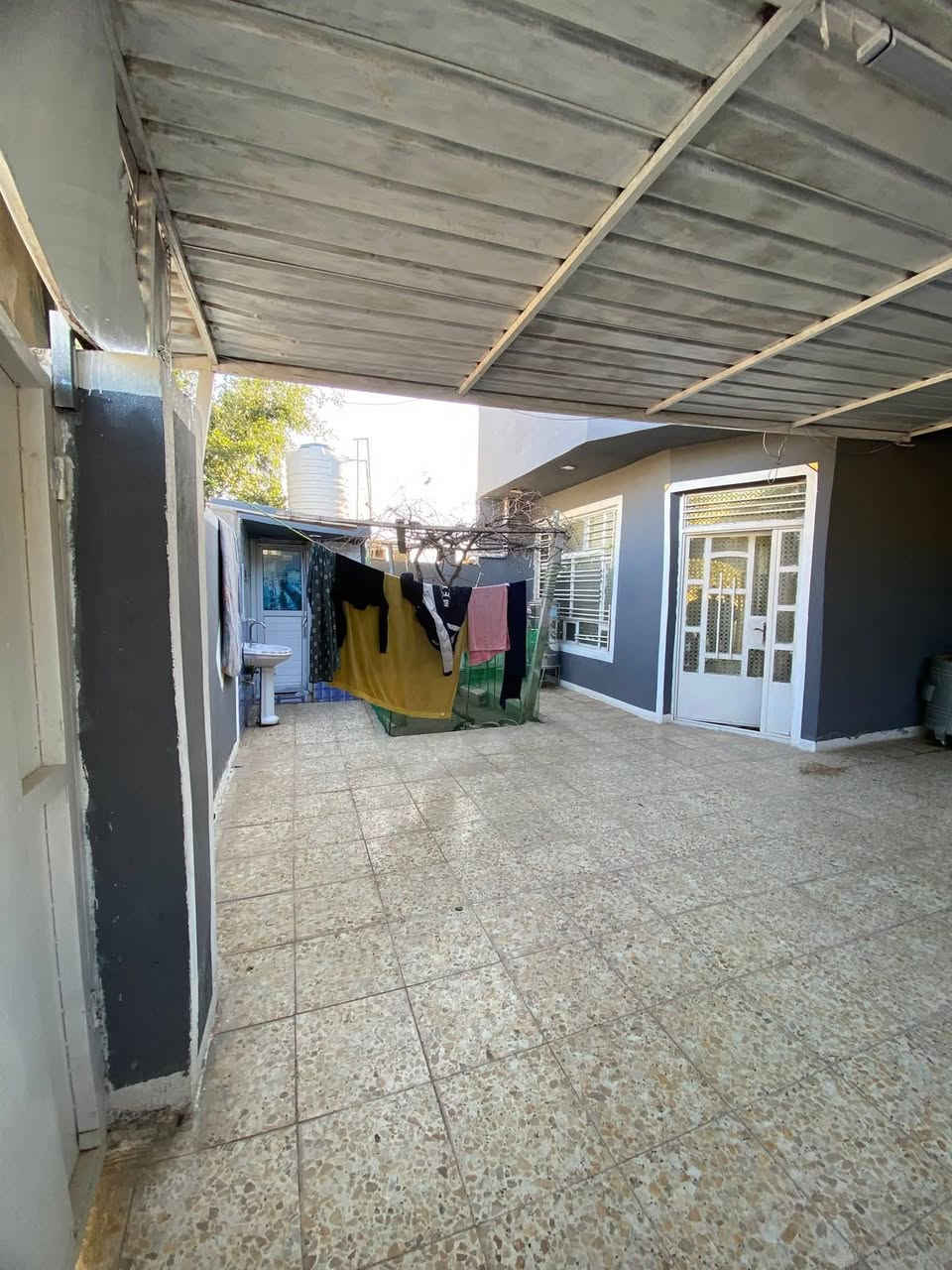 سلام عليكم
دار للبيع المساحة 240 متر ( نوع العقار عقد زراعي )

يحتوي على

كراج كبير مع حديقه 

استقبال ومطبخ 

و3 غرف نوم مع صحيات متكاملة

الموقع بغداد الانتصار طريق الشعب الحسينية مقابيل مستشفى حماد شهاب 

ملعومات اكثر ***********
